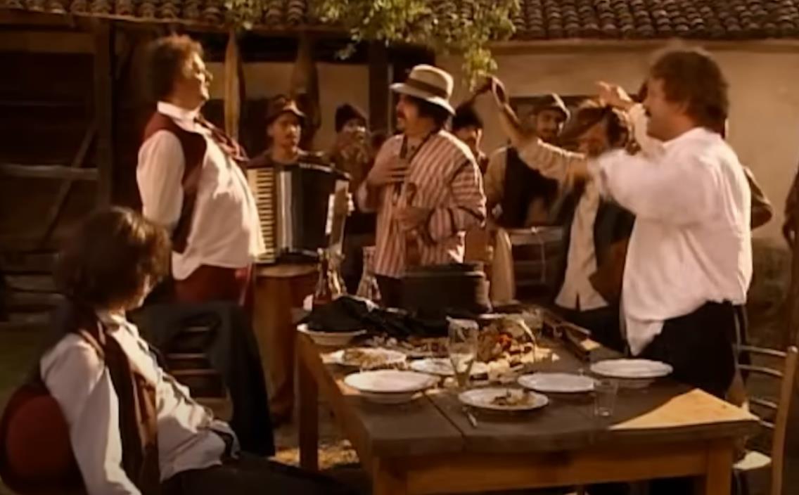 Milorad Mandić Manda sahranjen je uz pesmu Nesanica, koju je njegov lik naručio u filmu Ivkova slava