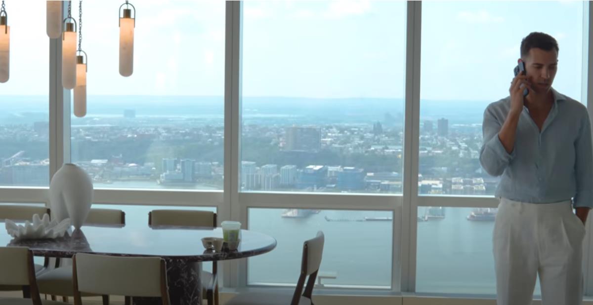 Marko Arsić stoji pored prozora svog luksuznog stana u Njujorku