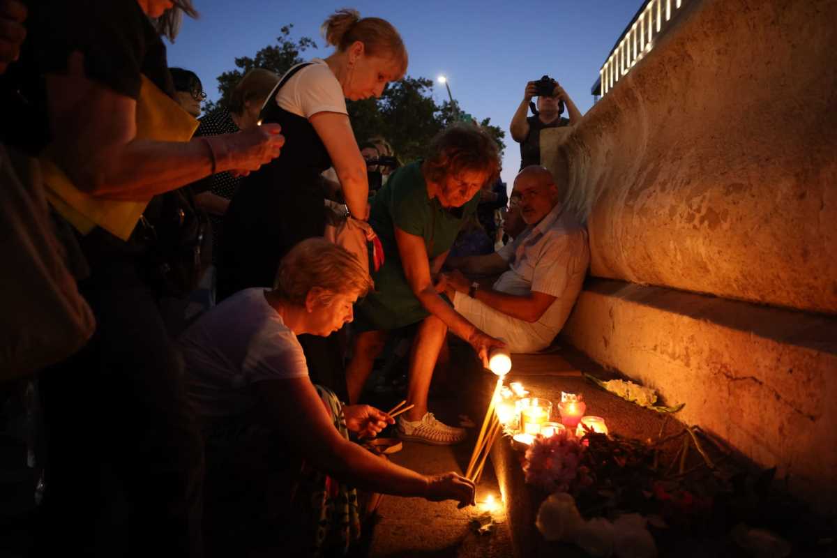 Okupljeni kod Terazijske česme upalili sveće u čast Dedićima