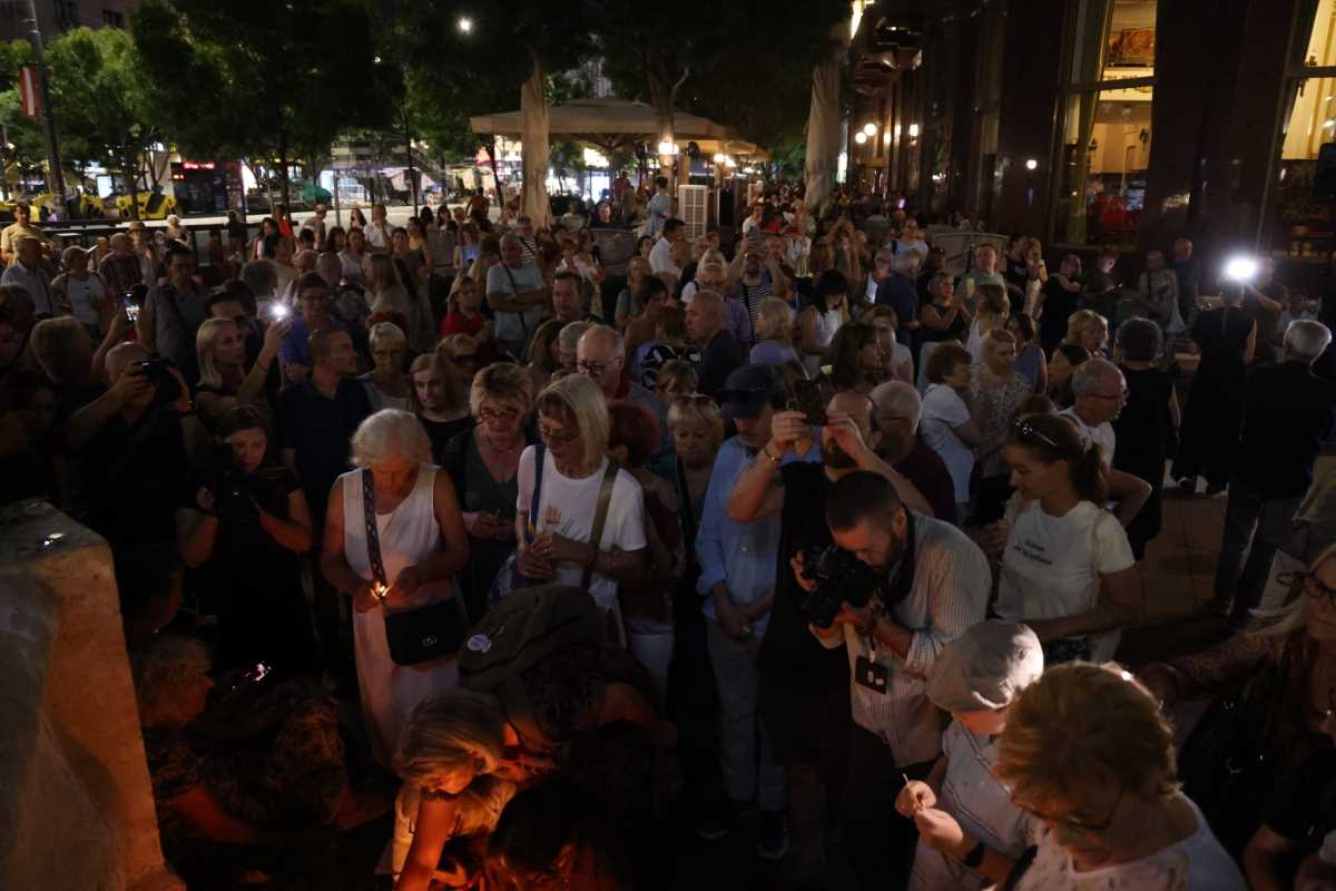 Okupljeni kod Terazijske česme upalili sveće u čast Dedićima