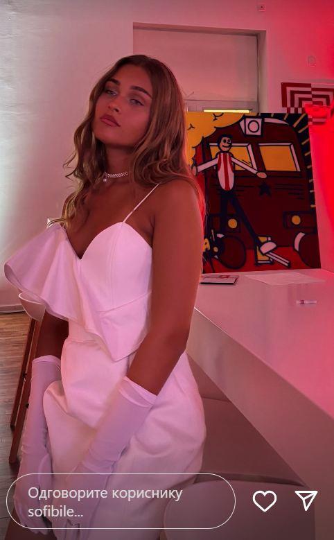 Sofi Tkačenko pozira u beloj haljini i dugim belim rukavicama