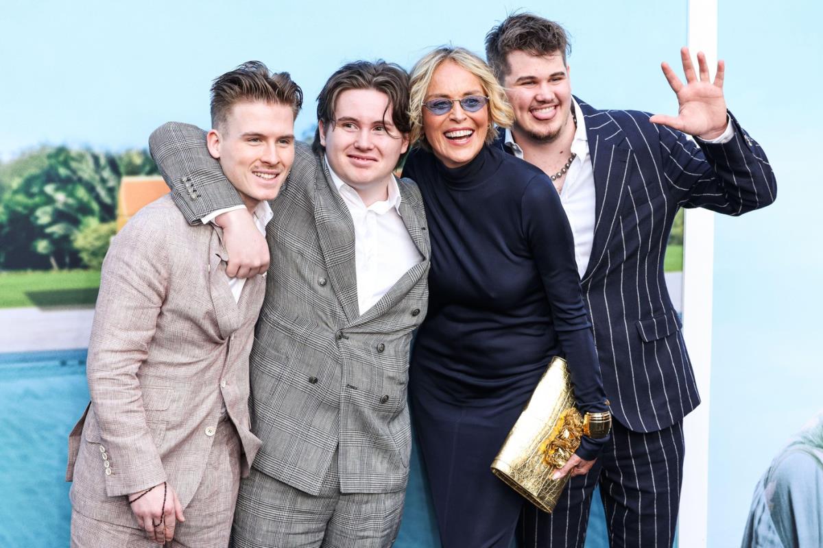 Šeron Stoun u društvu svoja tri sina – Roana (25), Lajarda (20) i Kvina (19).