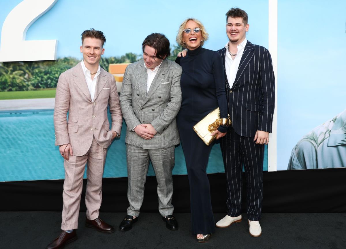 Šeron Stoun u društvu svoja tri sina – Roana (25), Lajarda (20) i Kvina (19).