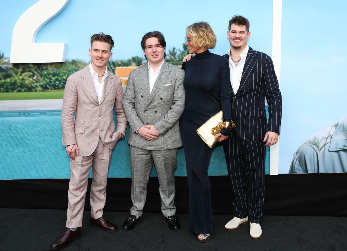 Šeron Stoun u društvu svoja tri sina – Roana (25), Lajarda (20) i Kvina (19).