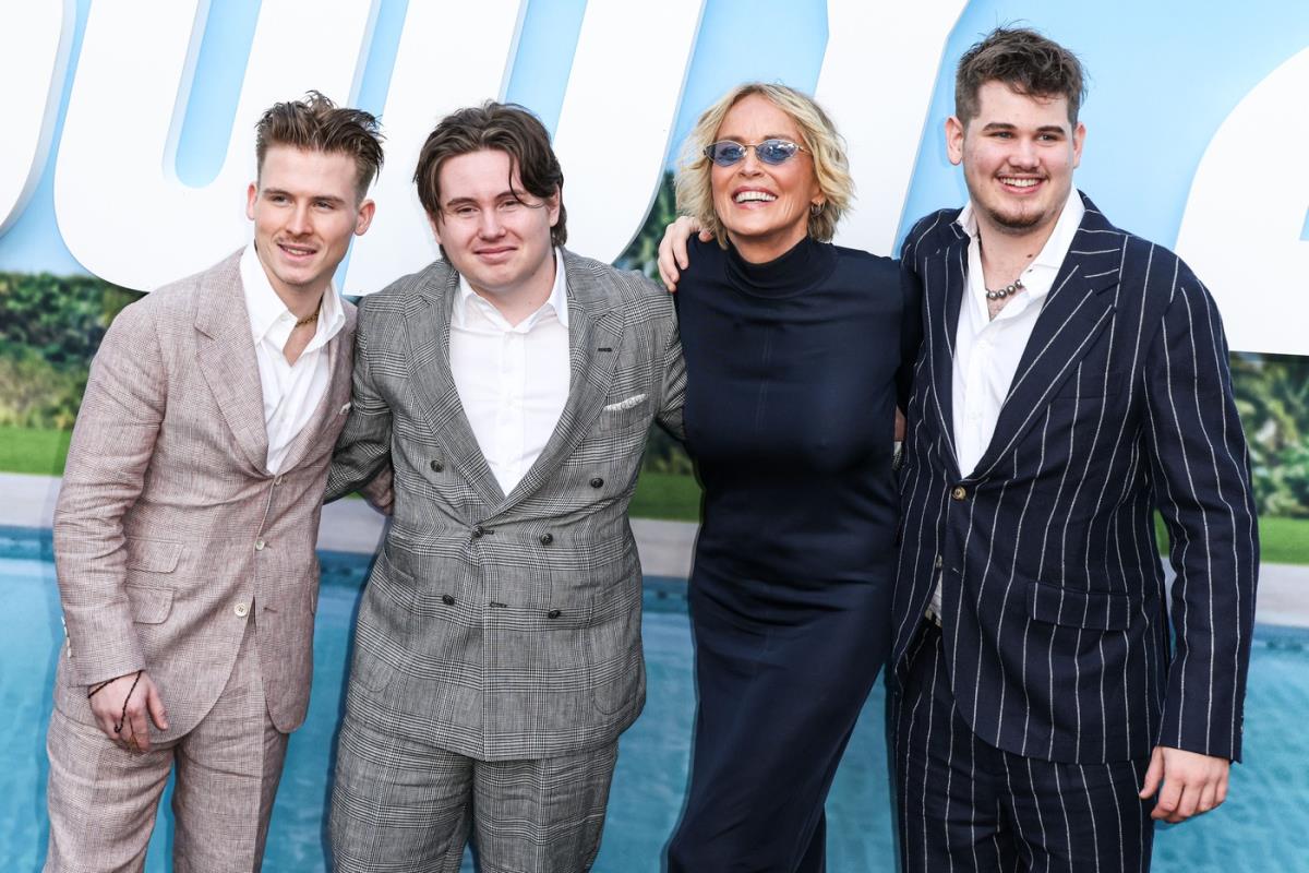 Šeron Stoun u društvu svoja tri sina – Roana (25), Lajarda (20) i Kvina (19).