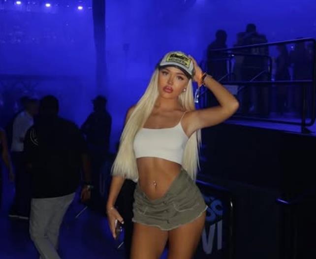 Bel Olivia pozira u izlasku