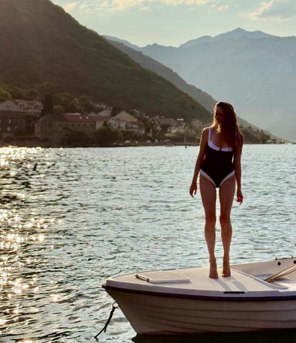 Marija Bergam u kupaćem kostimu na moru