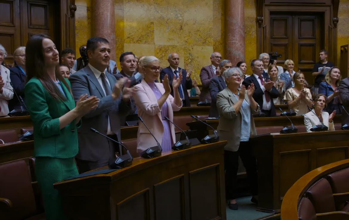 Glumci iz serije “The Librarians: The Next Chapter” u sceni iz Beograda