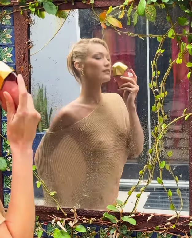 Bella Hadid u zlatnom poluprovidnom šalu i gingham pantalonama promoviše parfem Eternal Roots