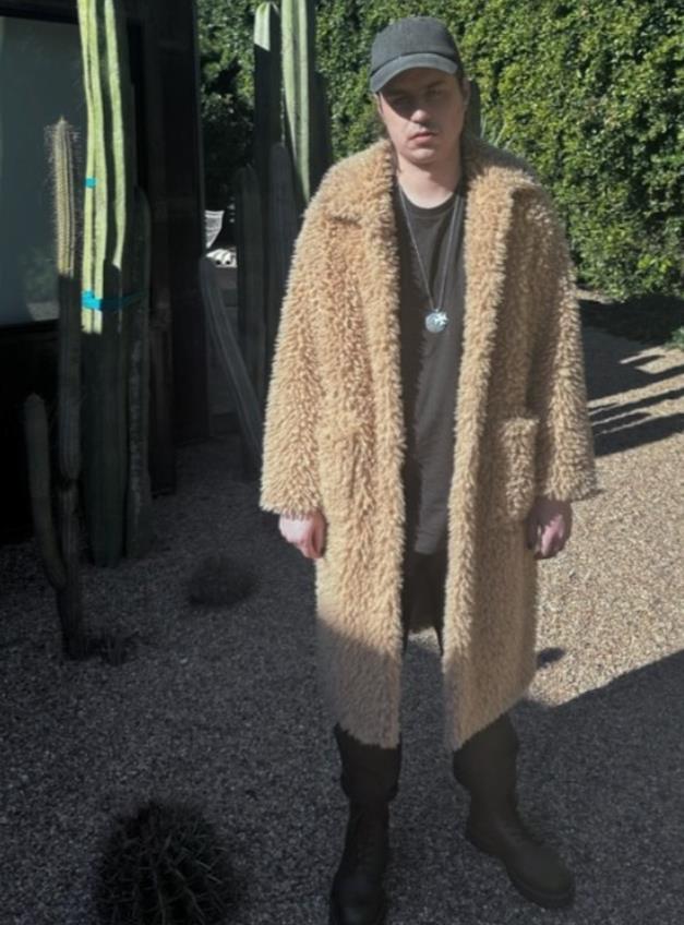 Šon Najt Nikolson u bundi sa kačketom na glavi.jpg