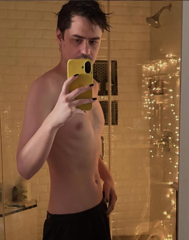 Šon Najt Nikolson bez majice u kupatilu.jpg