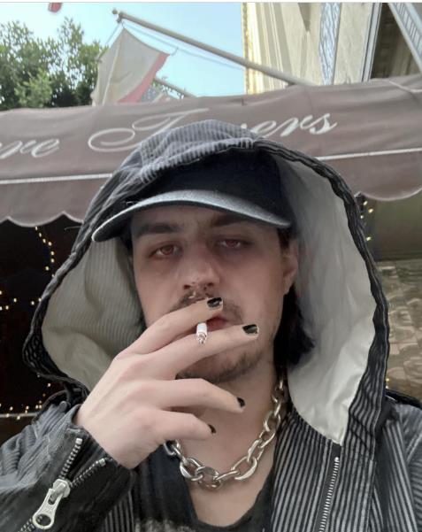 Šon Najt Nikolson puši cigaretu.jpg