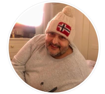 Harvi Olik sa zimskom kapom na krevetu u sobi.jpg