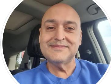 Harvi Olik u plavoj majici pravi selfi u kolima.jpg