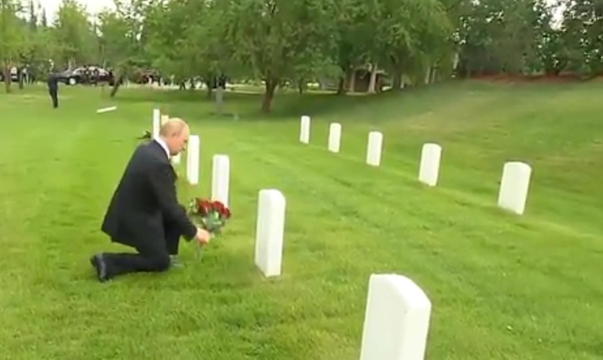 Vladimir Putin polaganje cveća.jpg