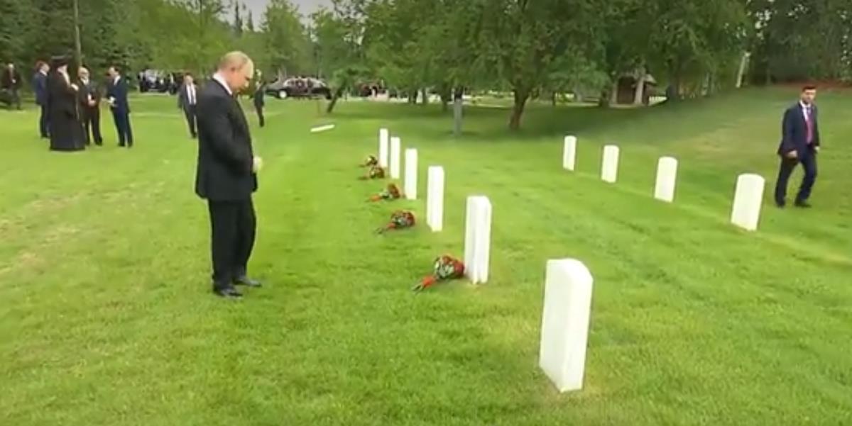 Vladimir Putin polaganje cveća.jpg