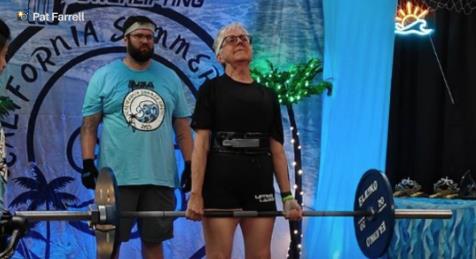 Pat Ferel diže tegove na takmičenju.jpg