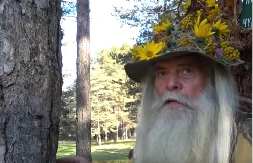 Borivoje Šišović pored drveta.jpg