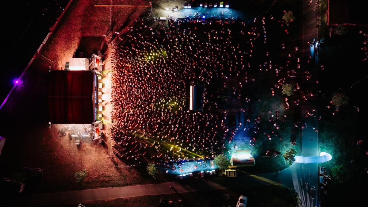 Art Front publika 01, foto Drone solutions.jpg