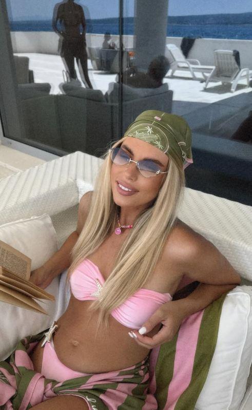 Ivona Polumenta čita knjigu u kafiću