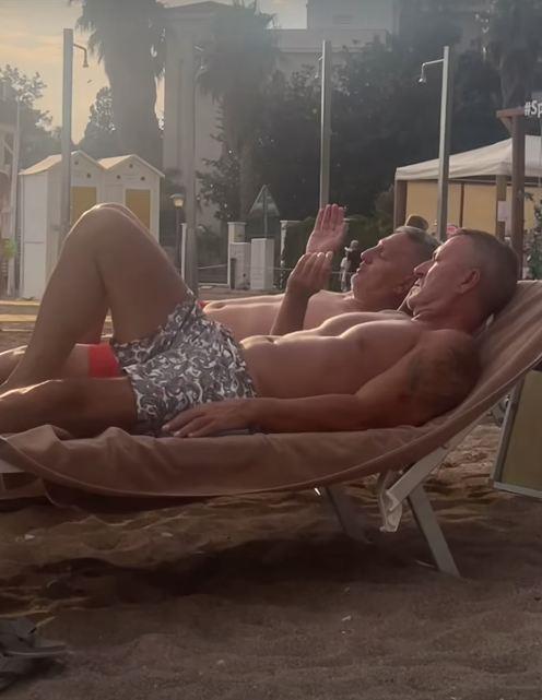 Gagi i Đole Đogani izležavaju se  na plaži