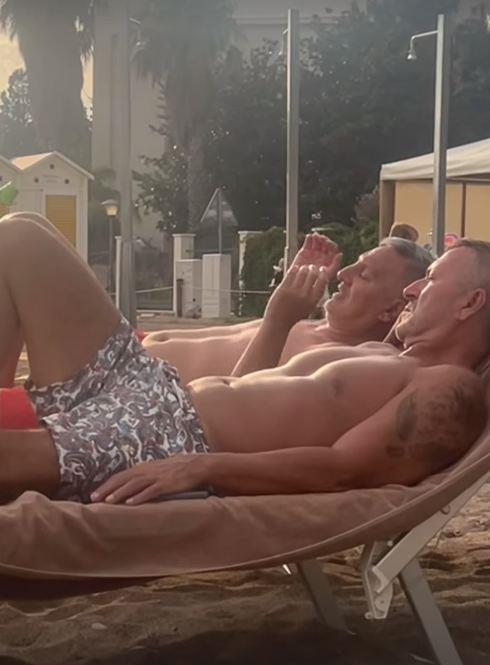 Gagi i Đole Đogani izležavaju se  na plaži