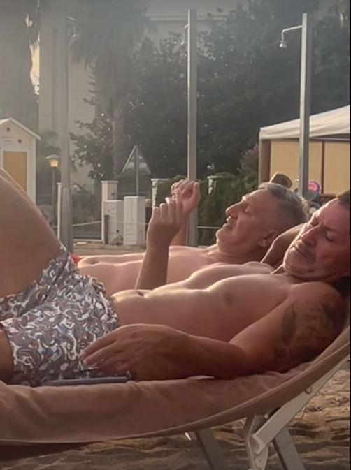 Gagi i Đole Đogani izležavaju se  na plaži