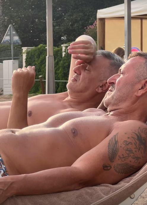 Gagi i Đole Đogani izležavaju se  na plaži