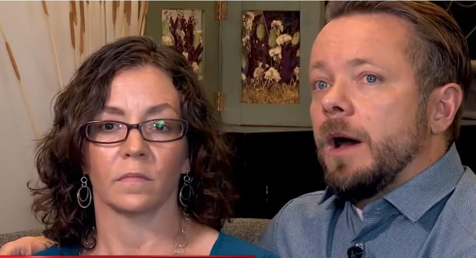 Dona i Vaner Džonson sede u dnevnoj sobi.jpg