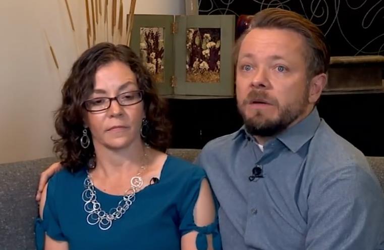 Dona i Vaner Džonson sede u dnevnoj sobi.jpg