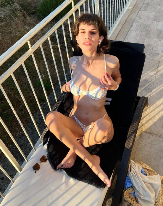 Marija Kundačina pozira u bikiniju na terasi.jpg