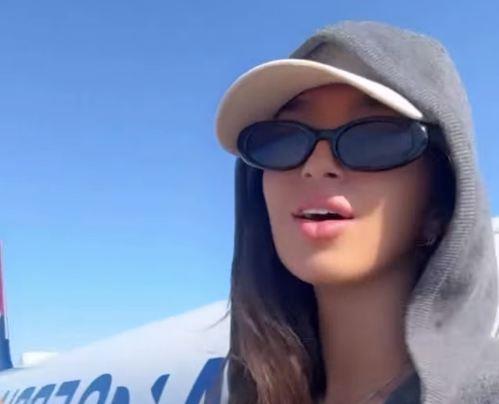 Đina Džinović izlazi iz aviona