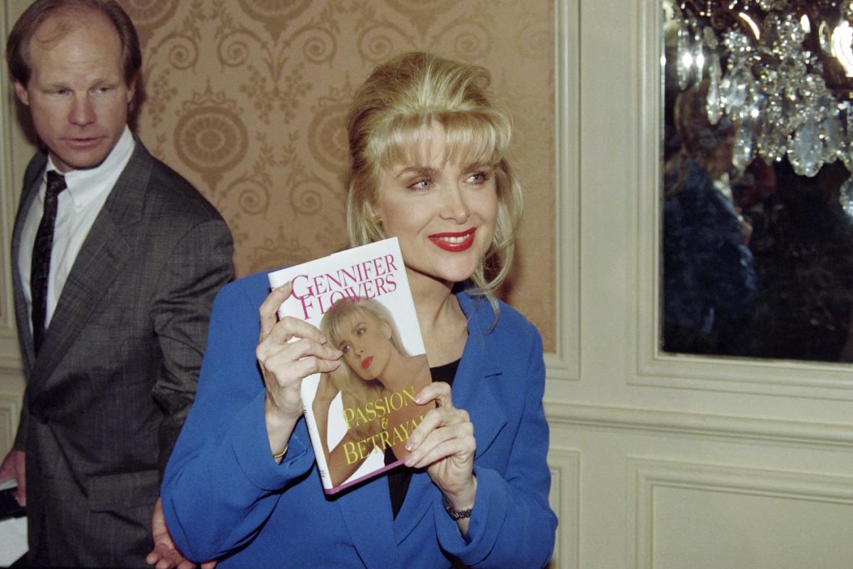 Dženifer Flauers je objavila knjigu „Strast i izdaja“ koja govori o njenoj aferi sa Klintonom