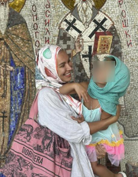 Bojana Ristivojević sa ćerkicom pod Ostrogom