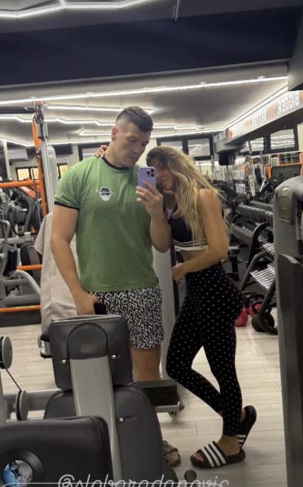 Jelena i Sloba Radanović poziraju u teretani