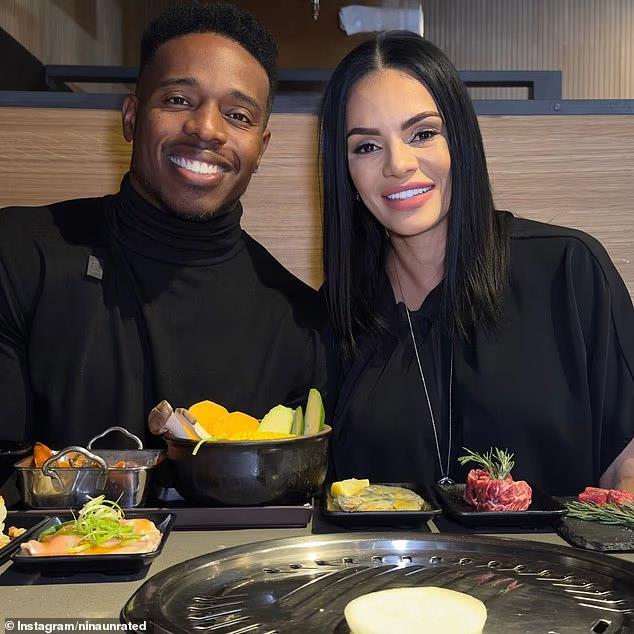 Nina Santjago i Patrik Blekvud u restoranu degustiraju hranu