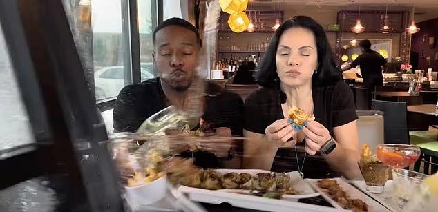 Nina Santjago i Patrik Blekvud jedu burgere