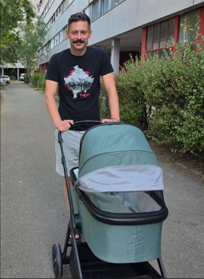 Milan Vasić u prvoj šetnji sa sinom Despotom.jpg