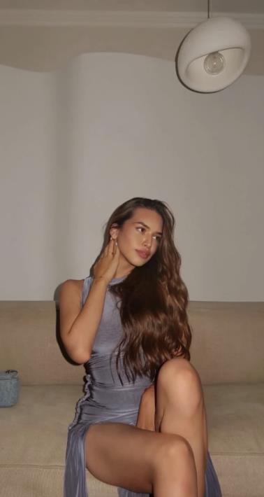 Hana Ikodinović pozira u svom domu u uskoj haljini