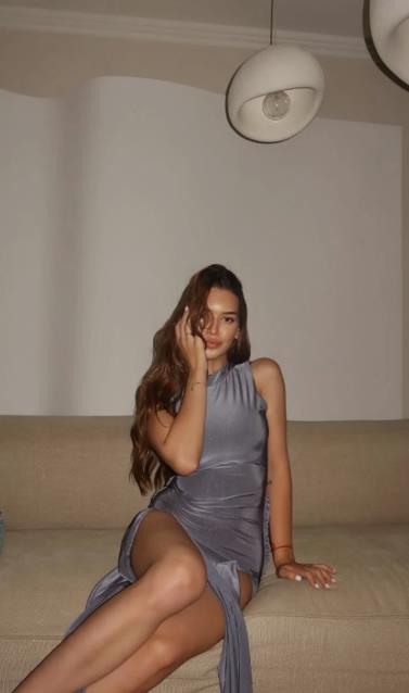 Hana Ikodinović pozira u svom domu u uskoj haljini