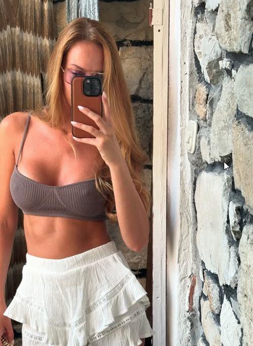 Ivana Aleksić u mini beloj haljini i smeđem top majici