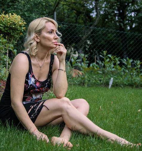 Goca Tržan u dvorištu svoje kuće