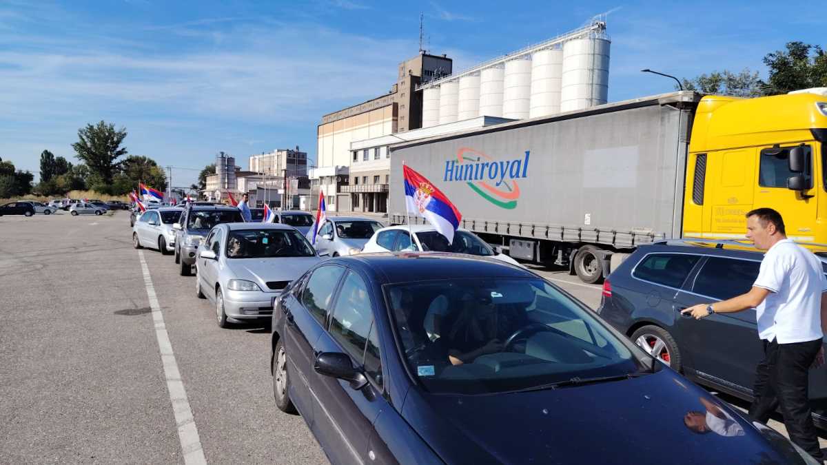 Građani iz Šapca krenuli ka Loznici da podrže skup protiv blokada (2).jpeg