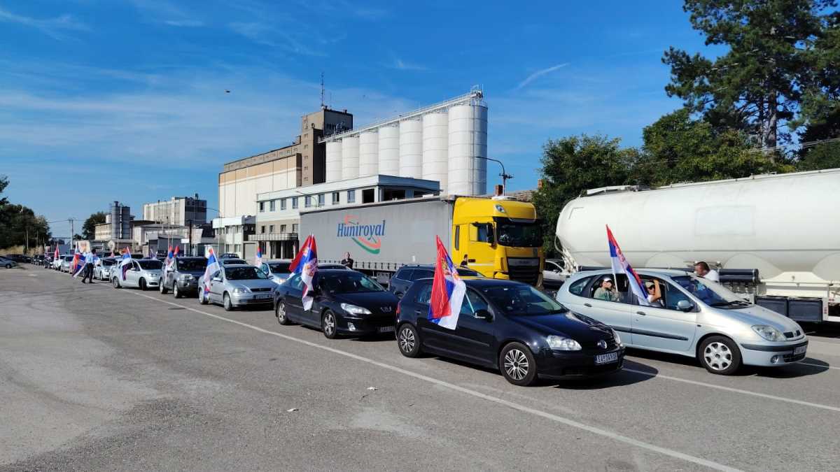 Građani iz Šapca krenuli ka Loznici da podrže skup protiv blokada (4).jpeg
