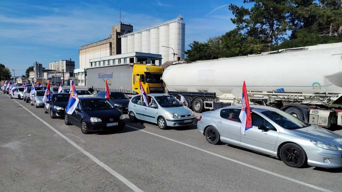 Građani iz Šapca krenuli ka Loznici da podrže skup protiv blokada (1).jpeg