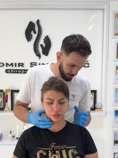Miljana Kulić kod kiropraktićara