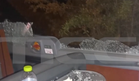 2025-08-21 09_00_02-Επίθεση με πέτρες σε τουριστικό λεωφορείο από ανήλικους - Τρεις τραυματίες - ΤΑ .png