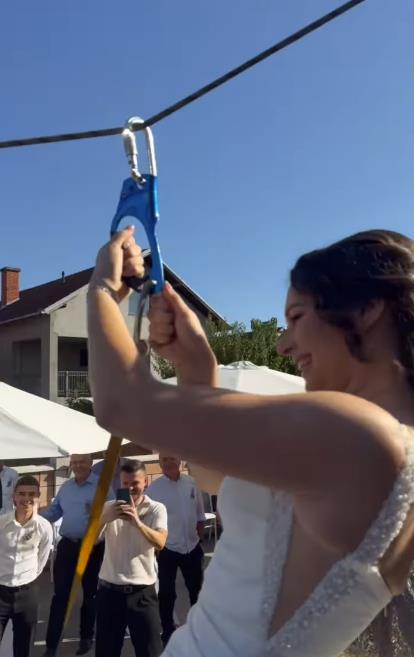 Mlada se sajlom spušta s balkona na svadbi u Hrvatskoj