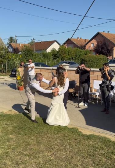 Mlada se sajlom spušta s balkona na svadbi u Hrvatskoj