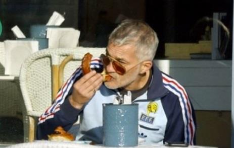 Olivije Martinez jede đevrek u restoranu